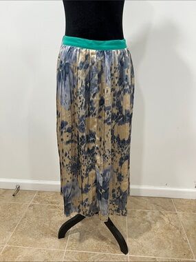 NWT💙💙Pleated Floral Midi Skirt with Green Waistband